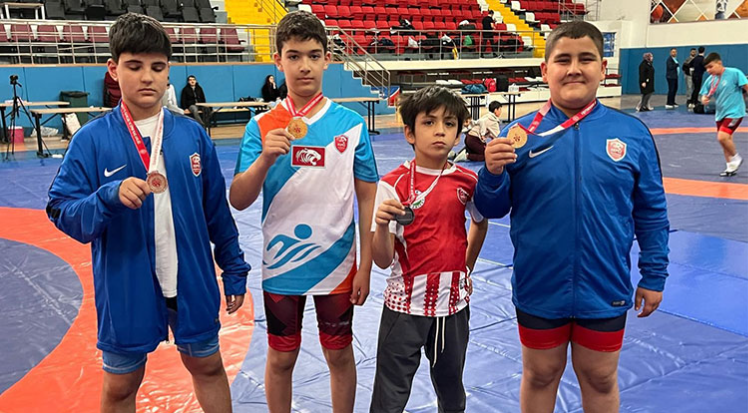 Kepez’in güreşçileri 2 altın ve 2 gümüş madalya kazandı