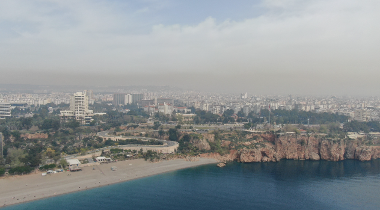 Antalya'da gökyüzü sarardı