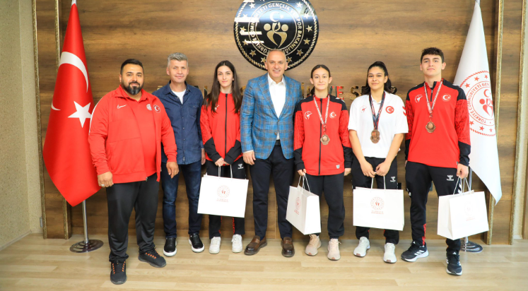 Müdür Gürhan Taekwondo sporcuları ile buluştu