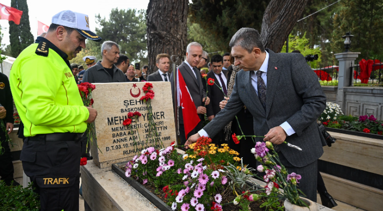 Bayram arifesinde şehitler dualarla anıldı