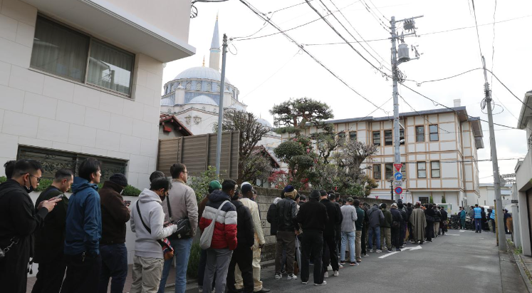 Tokyo'da bayram namazı 3 kez kılındı