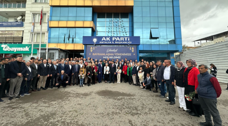 AK Parti Antalya'da sıcak bayramlaşma