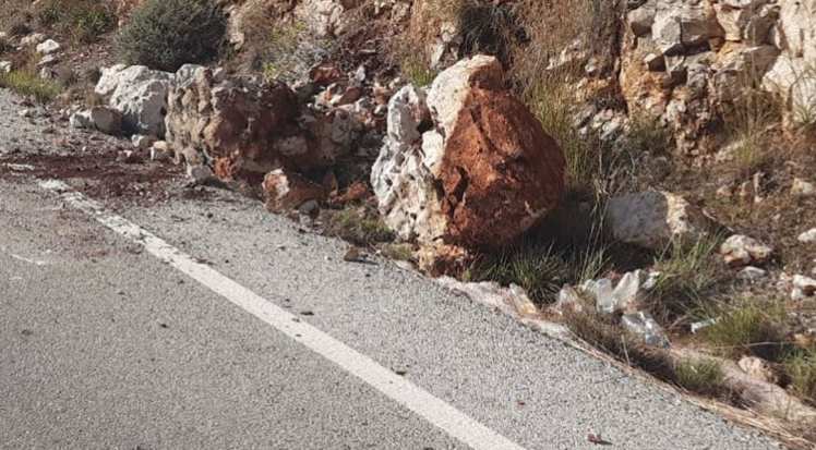 Kaş’ta D400 kara yoluna kaya parçaları düştü