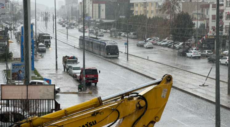 Antalya’da Bayramın üçüncü gününde yağmur etkili oldu