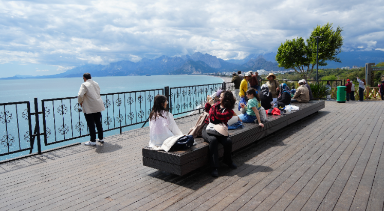Antalya’da güneş yüzünü gösterdi