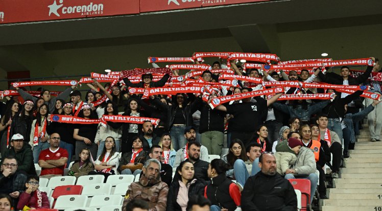 Antalya'da 90 öğrenci ilk defa statta maç izledi