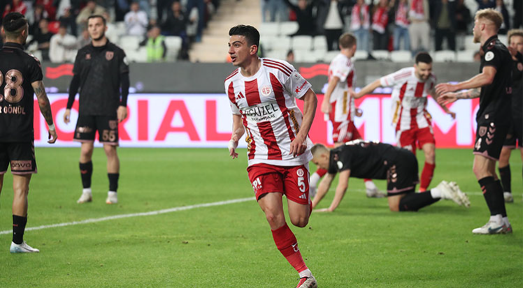 Soner Dikmen, Antalyaspor’da kariyer sezonunu yaşıyor