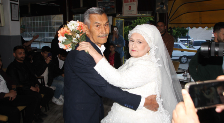 Eşine 45 yıl sonra gelinlik giydirdi