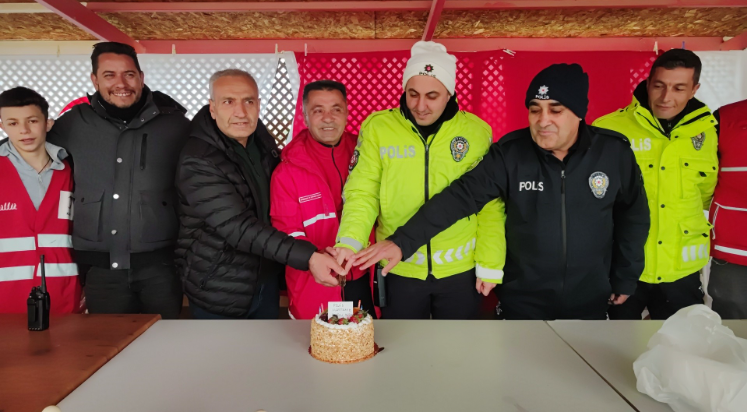 Kaza ihbarına giden polislere pasta sürprizi