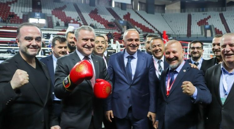 Bakan Bak Antalya’da gençlerle buluştu