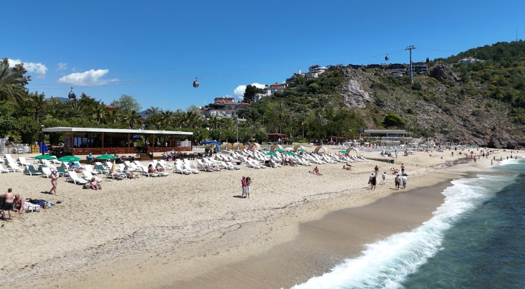 Alanya'da güneşi gören sahile koştu