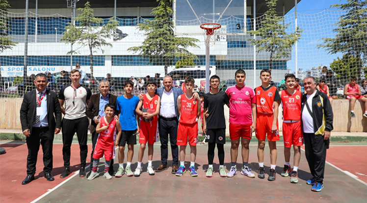 Yavuz Gürhan, genç basketbolculara başarılar diledi