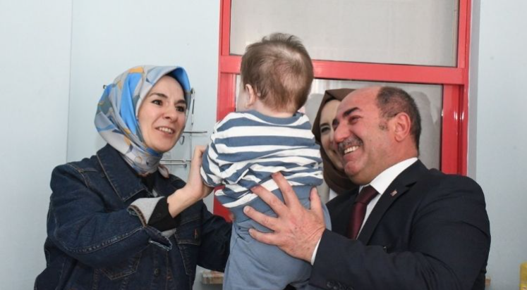 Bakan Göktaş çocuklarla duygu dolu anlar yaşadı