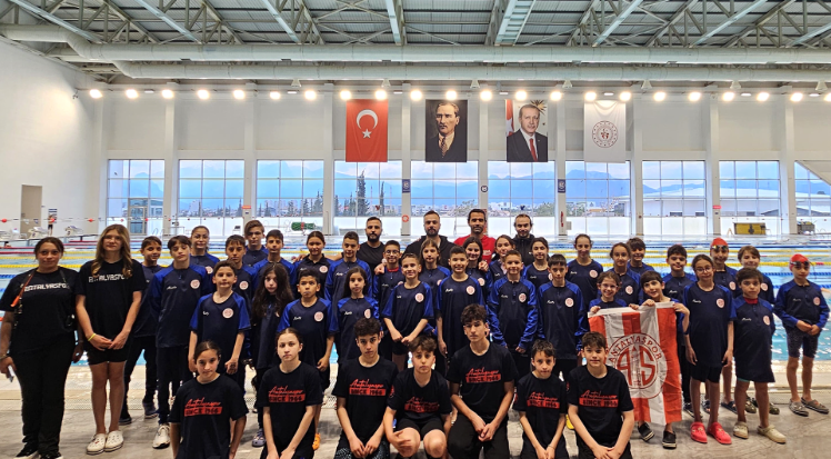Antalyasporlu sporculardan havuzda başarılı sınav
