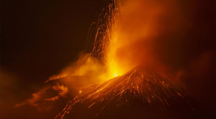 Etna Yanardağı güçlü şekilde kül ve lav püskürttü