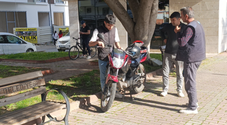 Manavgat’ta otomobile çarpan motosikletli yaralandı