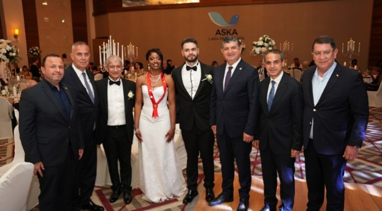 Yeni ailesinin mutlu günü