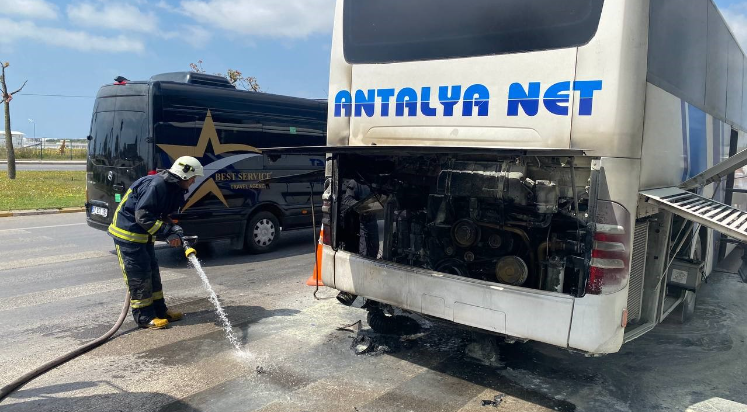 Dikkatli sürücü otobüs yangınını önledi