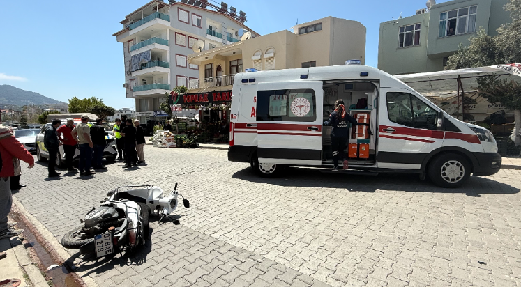 Hafif ticari araçla motosiklet çarpıştı: 1 yaralı