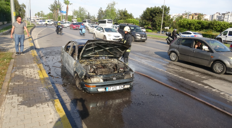 Seyir halindeki araç alev topuna döndü