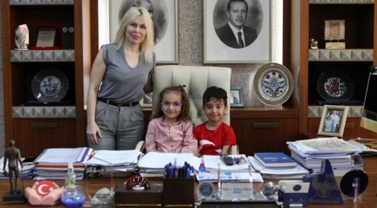 Rektör Özkan koltuğunu çocuklara devretti