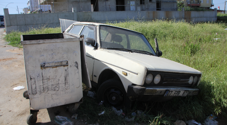 Hacizli otomobil, konteyner kenarına bırakılmış halde bulundu