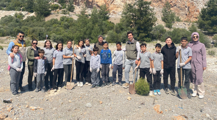 Antalya’da öğrenciler doğa için fidan dikti