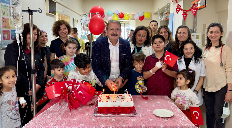 Özkan’dan hastanede tedavi gören çocuklara ziyaret