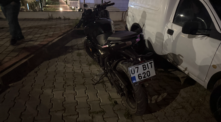 Seyir halindeki motosikletten düşen yolcu yaralandı