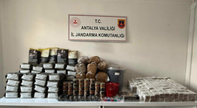 Antalya’da kaçak çay ve tütün operasyonu