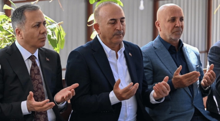 Yerlikaya’dan Mevlüt Çavuşoğlu'na taziye ziyareti