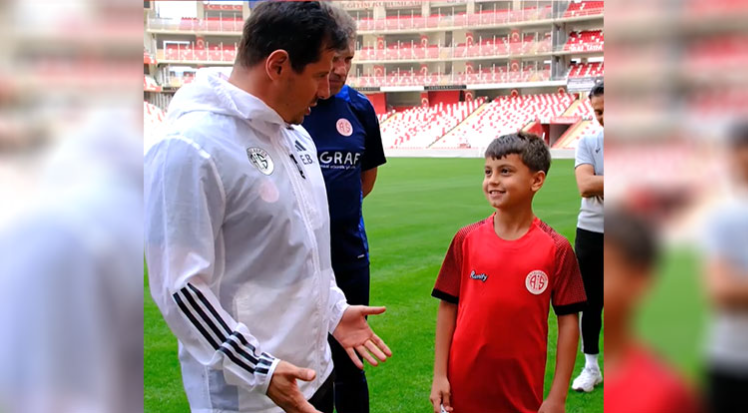 Emre Belözoğlu, görevini minik Atahan’a devretti