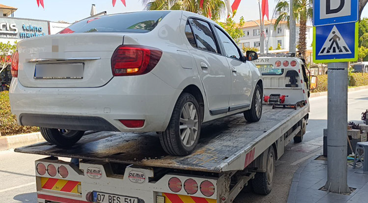 Antalya’da bir araca yasak yere park nedeniyle para cezası kesildi