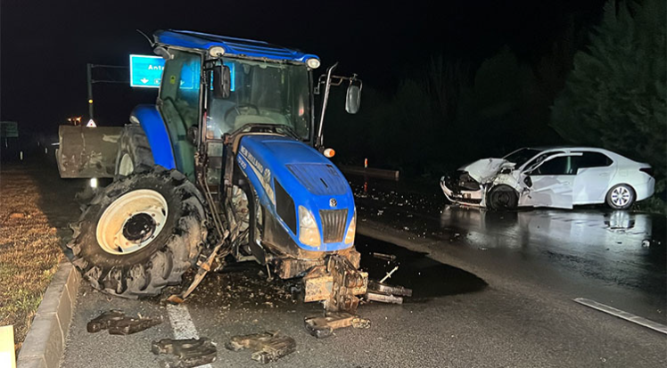 Traktör ile otomobil çarpıştı: 2 yaralı