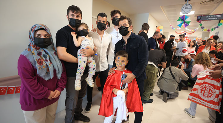 Emre Belözoğlu’ndan hastanede tedavi gören çocuklara ziyaret