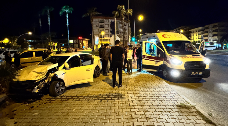 Antalya'da kırmızı ışık ihlali kazaya neden oldu