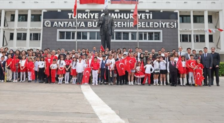 Antalya’da çocuk üzerinden ‘siyaset’ skandalı