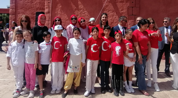 Bayraklar ellerinde bayram kalplerinde