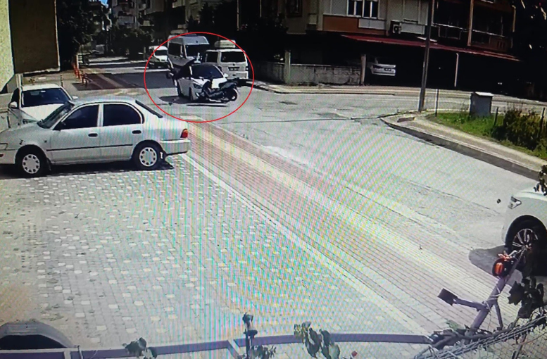 Otomobille çarpışan motosiklet sürücüsü havada taklalar attı