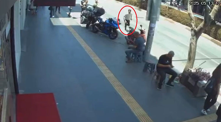 Polisi görünce motosikletini bırakıp kaçtı